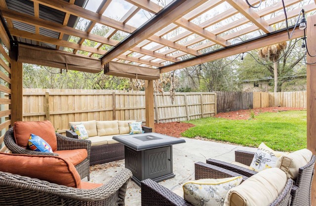 WALK to UF. King Bed. POOL TABLE. 75” TV. FIRE TABLE. Outdoor Patio. CLEAN.