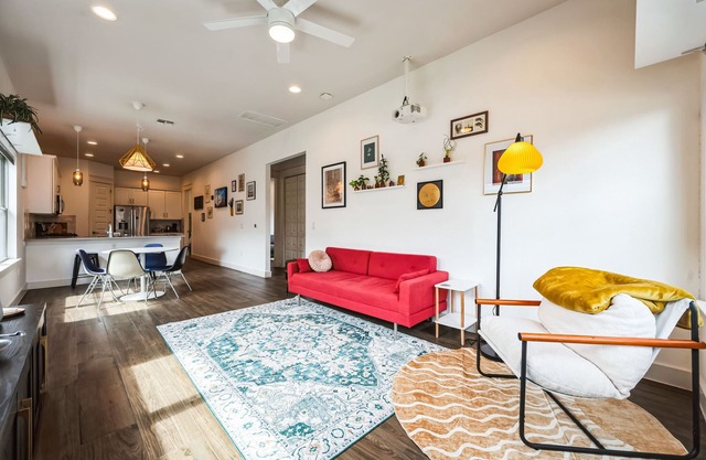 Walkable 3-bedroom cottage with WiFi and AC in Central East Austin