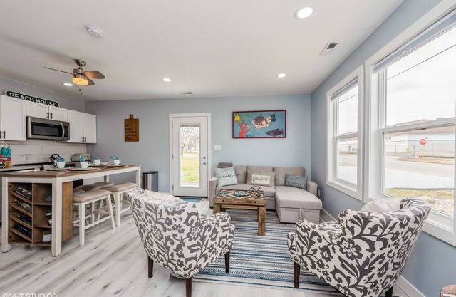 Walkable cozy cottage, Outlet Mall across street!