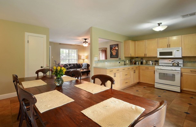 Walkable to SOCO, comfy Central Austin home
