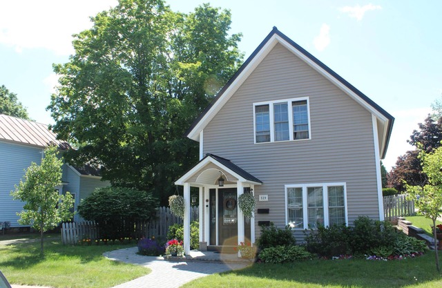 Walking distance to shopping, dining, and brew pubs. Nearby NMU and hospital