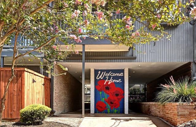 Walking Distance UT Austin North Campus Apt 14/Red River/1 mi Moody Center