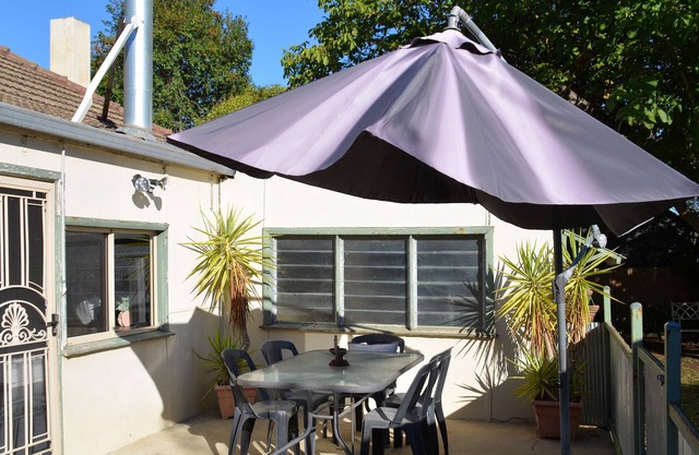 Wallace Cottage, cozy modern style, Rutherglen. Dog friendly!