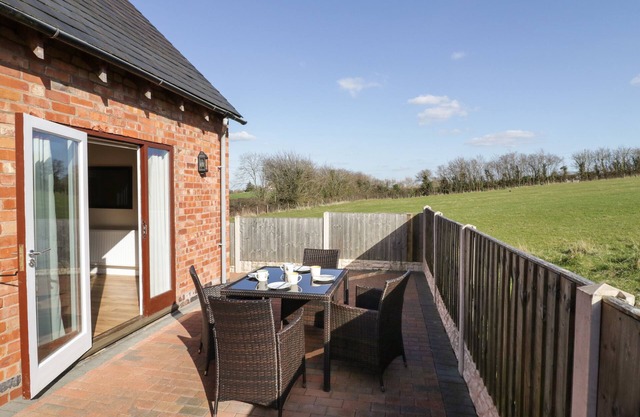 WALNUT COTTAGE, family friendly, with a garden in Welford-On-Avon