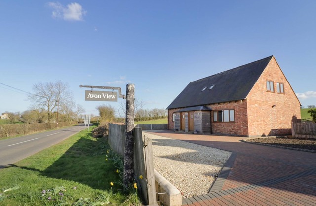 WALNUT COTTAGE, family friendly, with a garden in Welford-On-Avon