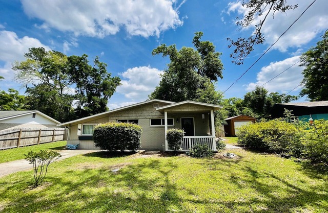 Warm and Bright Pet Friendly Home with Full Privacy Fenced Backyard!