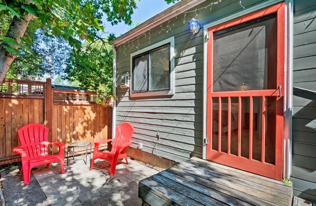 Warm and Inviting Ashland Cottage Less Than Half-Mile to SOU