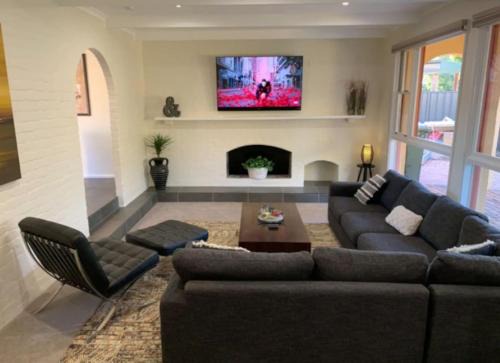 Warm and Spacious 5BR Home w WIFI and Multiple Parking - Hosted by Canstay