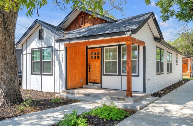 Warm and welcoming single family home minutes from Downtown San Antonio