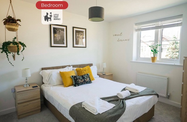 Warm Modern Flat | 2x Parking | Wi-Fi | Smart TV