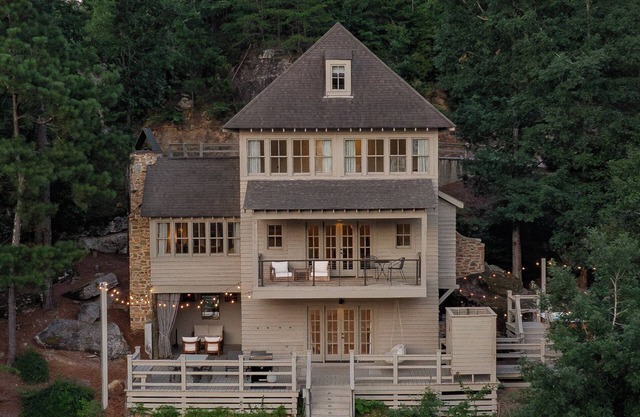 Water's edge, gated community, private dock with toys, community pool, hot tub