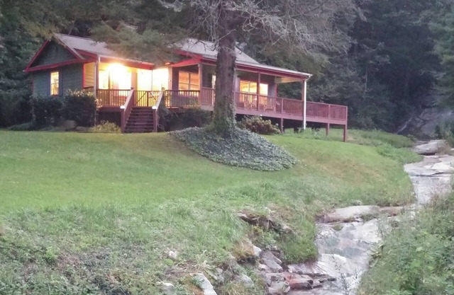 Waterfall Cabin, Hot Tub, WiFi, Fireplace & Fire Pit, Fenced Yard, Pets ok.