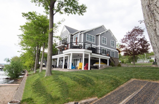 Waterfront, 138 ft Private Beach, Sunset, ADA friendly w elevator & Hot Tub