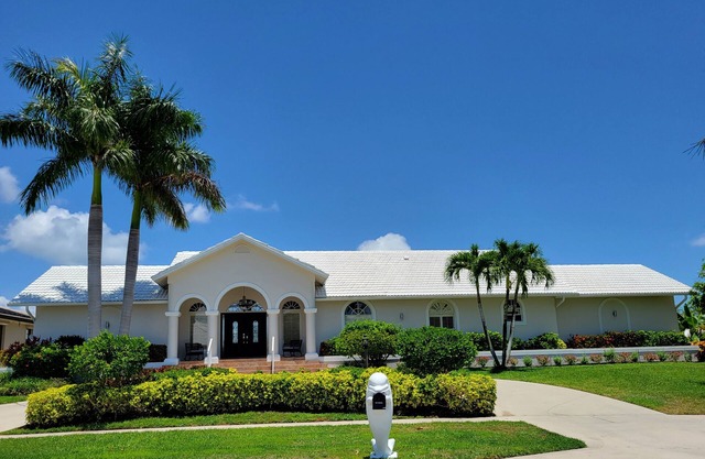 Waterfront, 3 blocks to Tigertail Beach, Heated Pool.