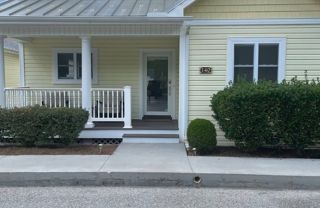 Waterfront 5 Bed, 4 bath w/Golf, Winery, Tiki bar, Deerfield Marina, & boat slip