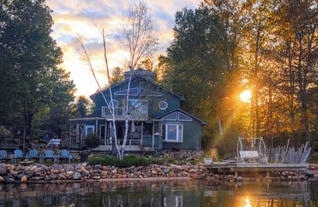 Waterfront 6-bedroom house with WiFi on Sugar Island