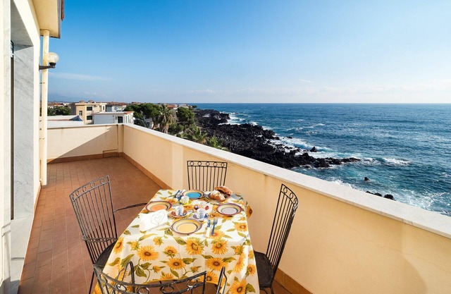 Waterfront apartment, with two bedrooms and terrace with sea and Etna view