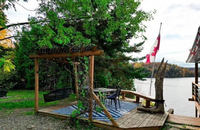 Waterfront Cottage with Hot Tub and Waterfalls