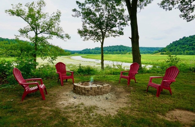 Waterfront cabin with amazing views- Short drive to Dubuque,IA