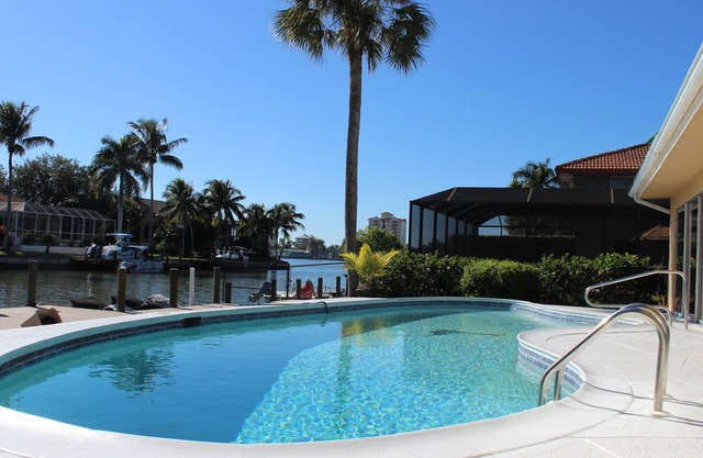 ⭐️WATERFRONT-CANAL⭐️WALK TO BEACH🏖LARGE POOL 🌟BAYVIEW☀️GULF ACCESS☀️