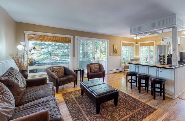Waterfront condo - just minutes from downtown Sandpoint w/a free boat slip