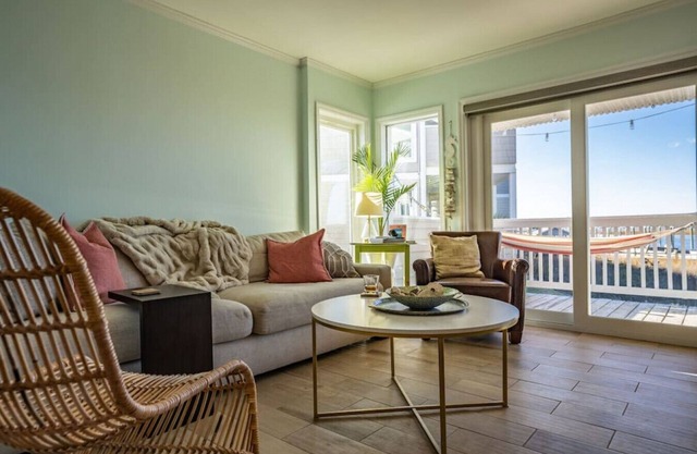 Waterfront Condo: Rosé All Day with Sunset Views