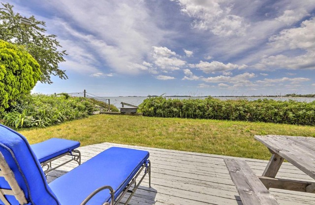 Waterfront Cottage with Sunroom and Patio and Grill
