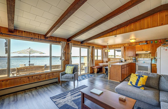 Waterfront cottage with bay views, patio, grill & washer/dryer