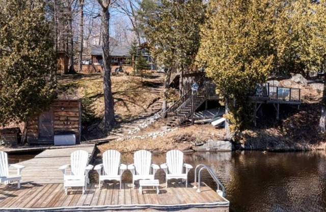 Waterfront getaway on Lake Manitouwabing. Hot tub, bunkie, canoes and kayaks!