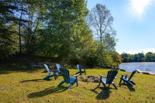 Waterfront Home on Lake Anna Autumn Escape!