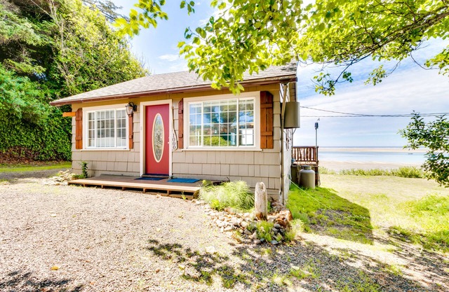 Waterfront home on Netarts Bay- beautiful views, dog-friendly, near attractions