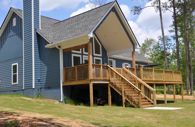 Waterfront House on a Quiet Cove! Only 35 minutes to downtown Auburn!