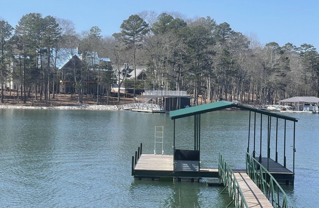 Waterfront Lake Hartwell High-End RENOVATED Cottage - 3/1 w/amazing DEEP WATER