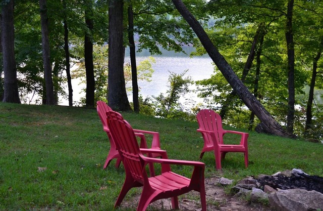 Waterfront lakehouse on Nolin Lake near Mammoth Cave