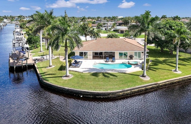 Waterfront Luxury Villa * South Facing * Pool * Jacuzzi * WiFi * Tiki Hut*