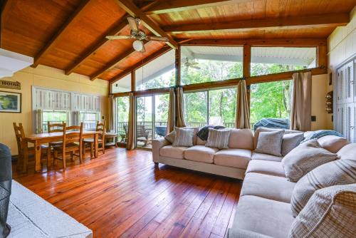 Waterfront Nolin Lake Gem Guest House and Balcony