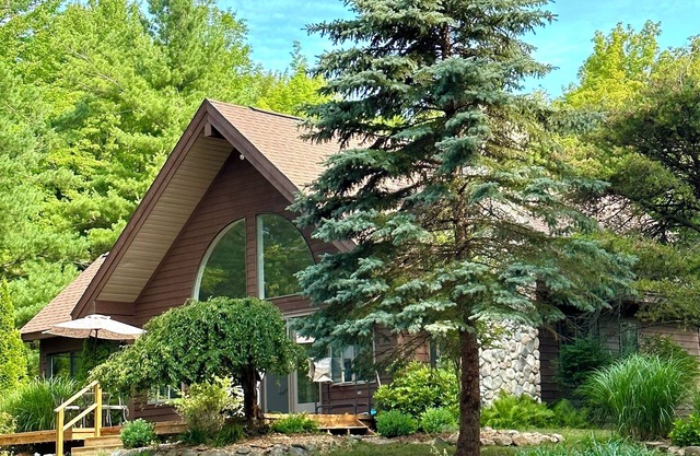 Waterfront! Quiet, Spacious, Serene Retreat Located in a Private Wooded Setting