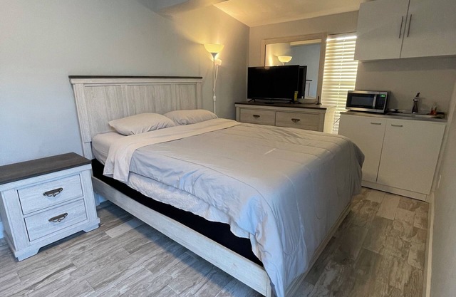 Waterfront Studio in Fort Lauderdale close to Airport, Cruise and Guitar Casino!