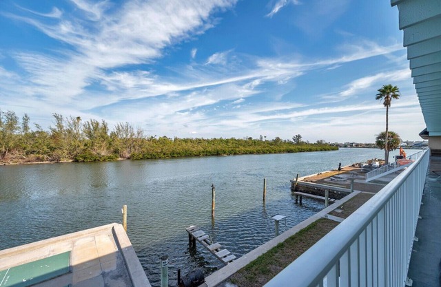 Waterfront Studio on the Intracoastal, Steps to the Beach