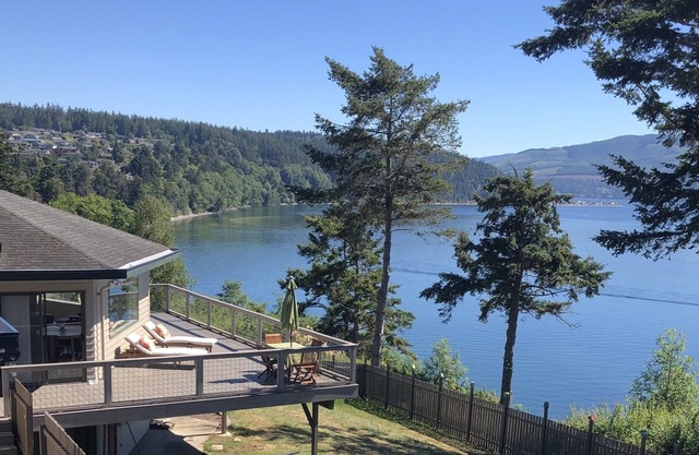 Waterfront, Sunsets and Mountains - we accept pets!