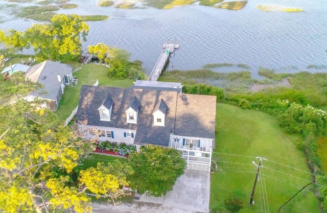 Waterfront tranquility! Close to everything!