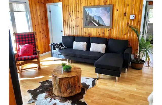 Waterfront with spa near Mont-Tremblant