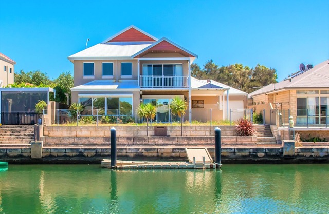 “WATERLILY HOUSE” - Luxury Mandurah Canal Holiday Home - Jetty, BBQ, Sleeps 14