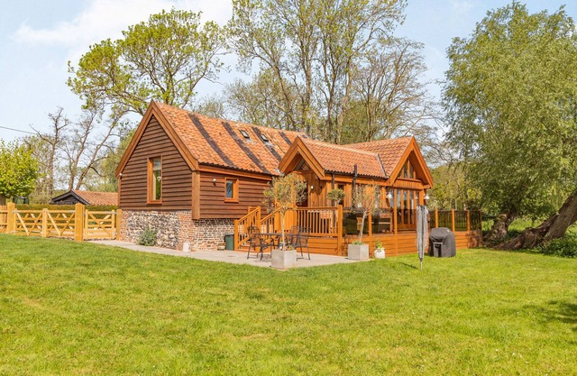 WATERMILL GRANARY BARN, pet friendly, with a garden in Wortwell