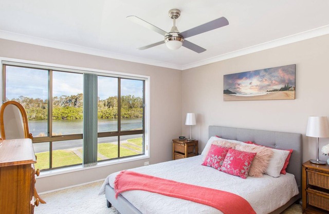 Waterside at Point Road three bedroom family home with Wi-Fi just across from the lake