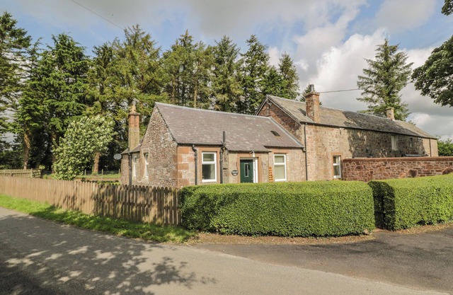 WATERSIDE LODGE, pet friendly, country holiday cottage in Annan