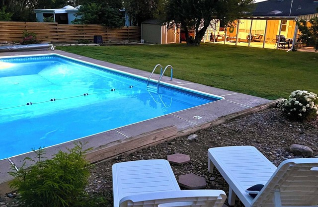 Waterside Retreat-Poolside Oasis,Hot Tub,and More