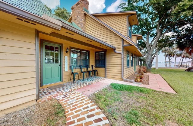 Waterview studio w/shared boat access, pier fishing, WiFi