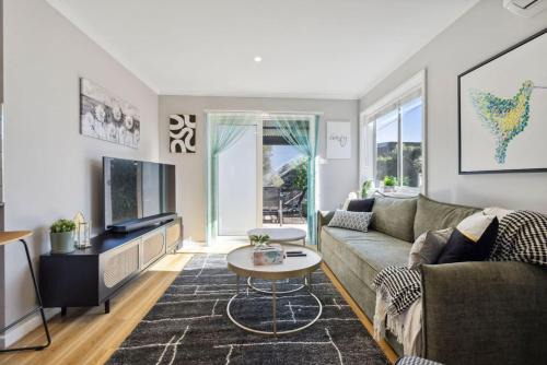 Wattlebird Cottage - Chic Comfort near Mount Taylor