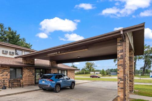 Wautoma Inn by OYO near Airport WI 73